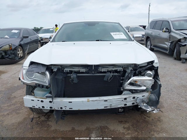 44858240 :رقم المزاد ، 2C3CA6CT8BH580751 vin ، 2011 Chrysler 300c مزاد بيع