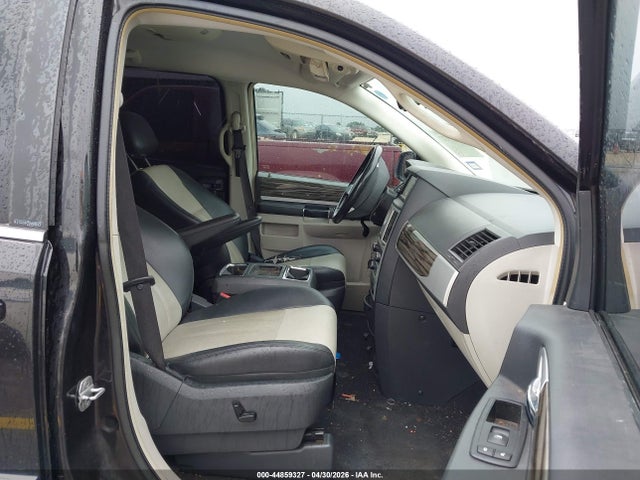 44859327 :رقم المزاد ، 2A4RR8DX9AR321586 vin ، 2010 Chrysler Town & Country Touring Plus مزاد بيع