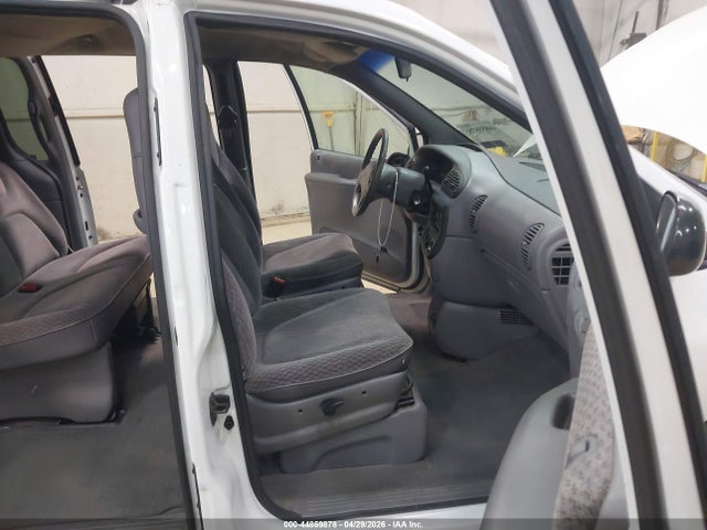 2000 Chrysler Grand Voyager მანქანა იყიდება აუქციონზე, vin: 2C4GJ24G4YR717100, აუქციონის ნომერი: 44859878