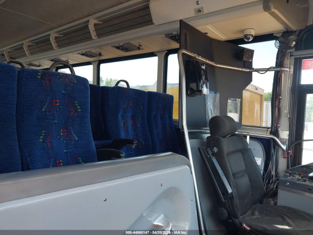 44860147 :رقم المزاد ، 1M8PDMPA87P057882 vin ، 2007 Motor Coach Industries Transit Bus مزاد بيع