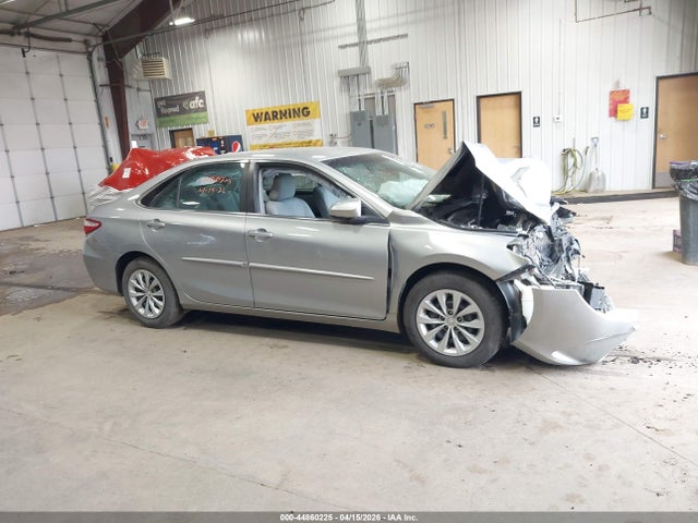 44860225 :رقم المزاد ، 4T4BF1FK2FR457188 vin ، 2015 Toyota Camry Le مزاد بيع