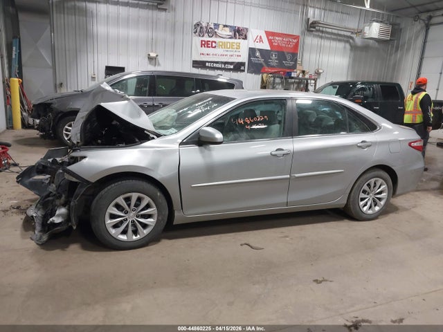44860225 :رقم المزاد ، 4T4BF1FK2FR457188 vin ، 2015 Toyota Camry Le مزاد بيع