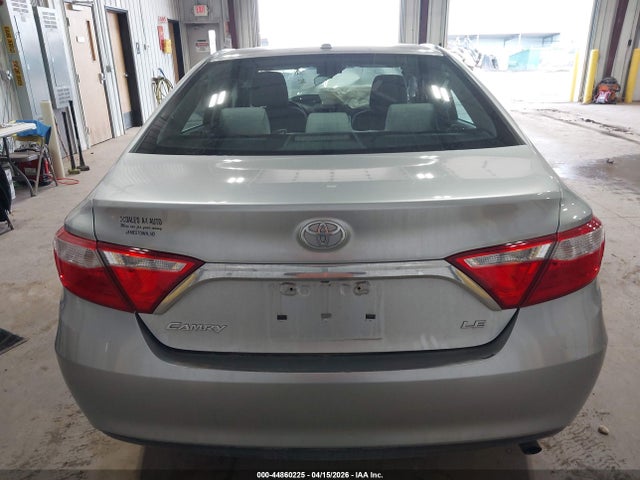 44860225 :رقم المزاد ، 4T4BF1FK2FR457188 vin ، 2015 Toyota Camry Le مزاد بيع
