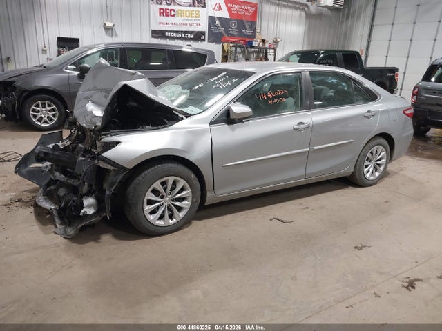 44860225 :رقم المزاد ، 4T4BF1FK2FR457188 vin ، 2015 Toyota Camry Le مزاد بيع