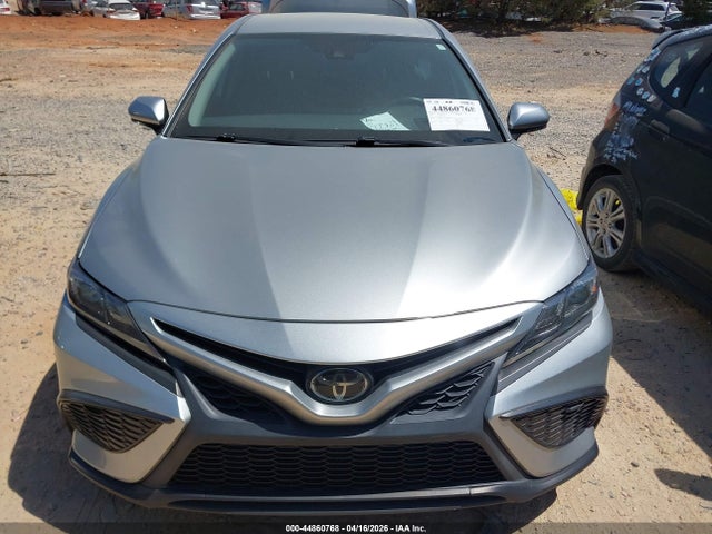 44860768 :رقم المزاد ، 4T1T11BK7MU042965 vin ، 2021 Toyota Camry Se Awd مزاد بيع