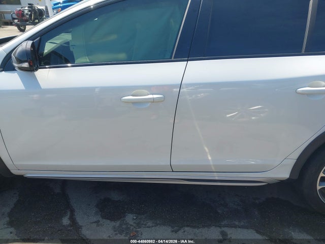 44860982 :رقم المزاد ، YV440MWM9H1036453 vin ، 2017 Volvo V60 Cross Country T5 Platinum مزاد بيع