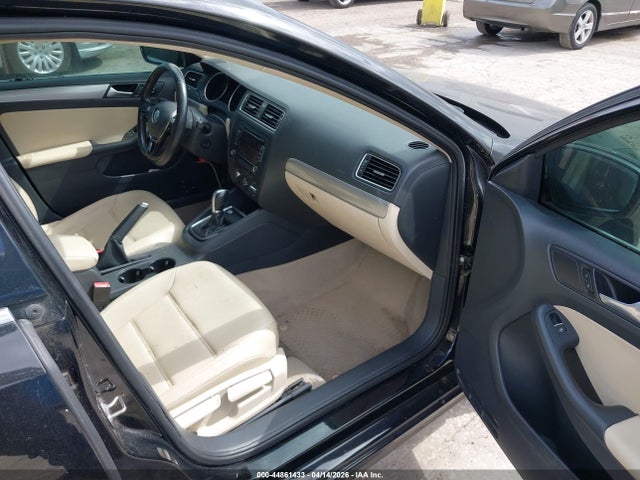44861433 :رقم المزاد ، 3VWD07AJ7FM409729 vin ، 2015 Volkswagen Jetta 1.8t Se مزاد بيع