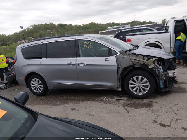 2017 Chrysler Pacifica Touring-l მანქანა იყიდება აუქციონზე, vin: 2C4RC1BG7HR759180, აუქციონის ნომერი: 44861533