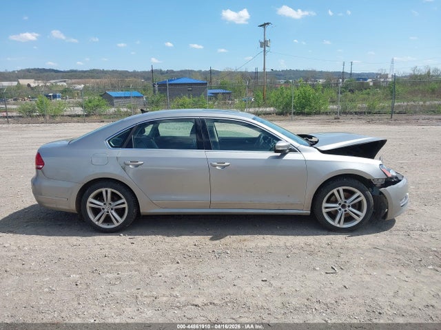 2013 Volkswagen Passat 2.0l Tdi Sel Premium მანქანა იყიდება აუქციონზე, vin: 1VWCN7A31DC106877, აუქციონის ნომერი: 44861910