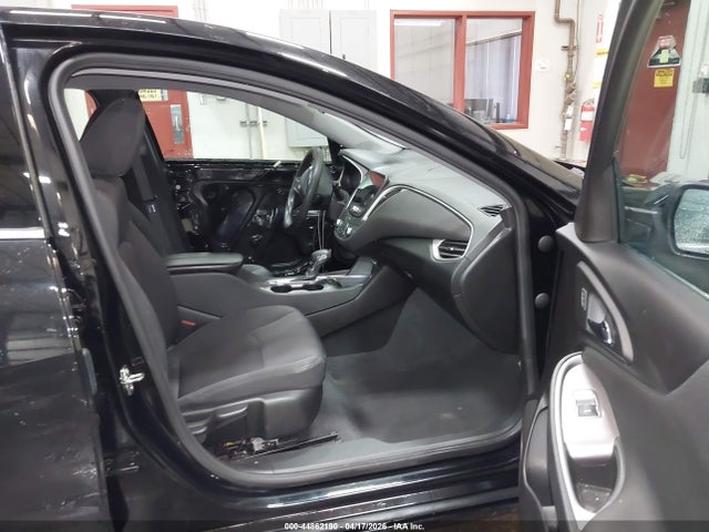 1G1ZD5ST2NF181437 Chevrolet Malibu Fwd Lt