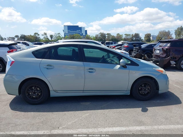 Toyota Prius Three 2014 JTDKN3DU2E1814564 Image 13
