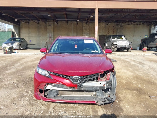 2018 Toyota Camry Le მანქანა იყიდება აუქციონზე, vin: 4T1B11HK3JU673582, აუქციონის ნომერი: 44862963