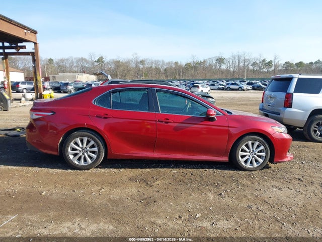 2018 Toyota Camry Le მანქანა იყიდება აუქციონზე, vin: 4T1B11HK3JU673582, აუქციონის ნომერი: 44862963