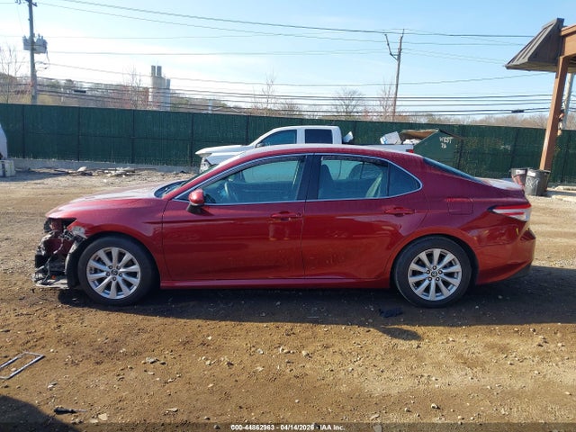 2018 Toyota Camry Le მანქანა იყიდება აუქციონზე, vin: 4T1B11HK3JU673582, აუქციონის ნომერი: 44862963