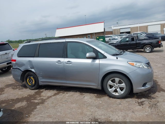 2014 Toyota Sienna Le V6 8 Passenger მანქანა იყიდება აუქციონზე, vin: 5TDKK3DC3ES467751, აუქციონის ნომერი: 44863768