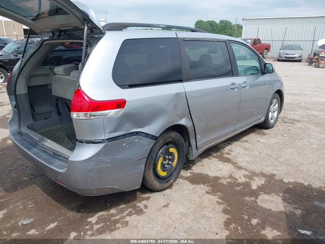 2014 Toyota Sienna Le V6 8 Passenger მანქანა იყიდება აუქციონზე, vin: 5TDKK3DC3ES467751, აუქციონის ნომერი: 44863768