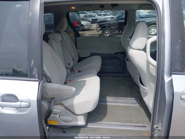 2014 Toyota Sienna Le V6 8 Passenger მანქანა იყიდება აუქციონზე, vin: 5TDKK3DC3ES467751, აუქციონის ნომერი: 44863768