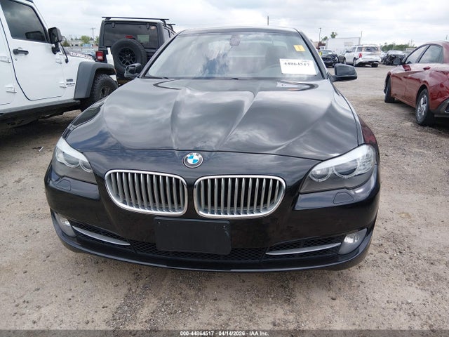 2011 Bmw 550i მანქანა იყიდება აუქციონზე, vin: WBAFR9C54BC599477, აუქციონის ნომერი: 44864517