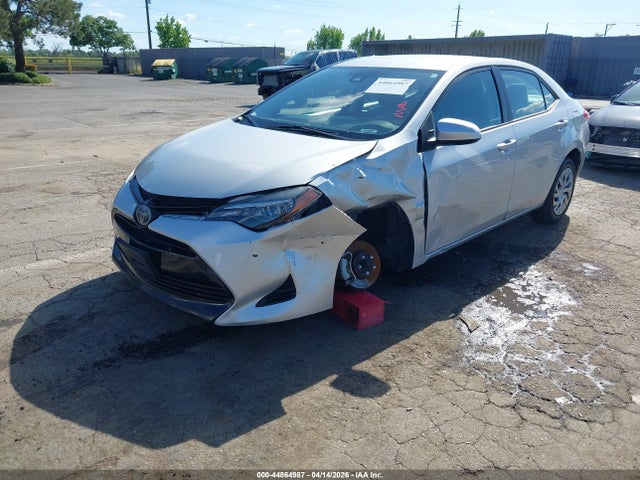 Toyota COROLLA LE 2018 5YFBURHE9JP840769 Image 2