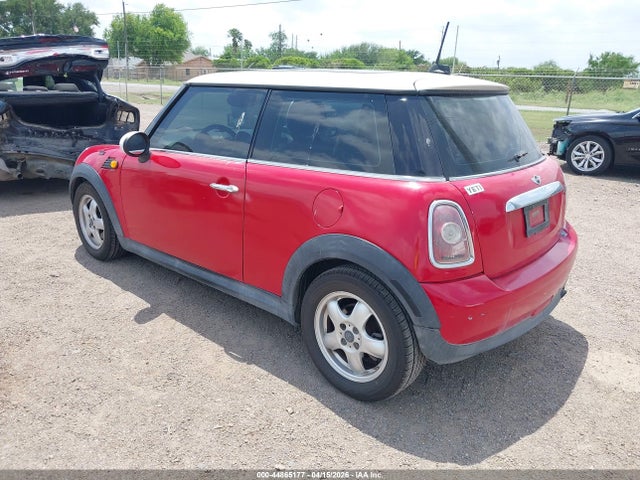 2010 MINI COOPER WMWMF3C58ATZ64061 Photo 2