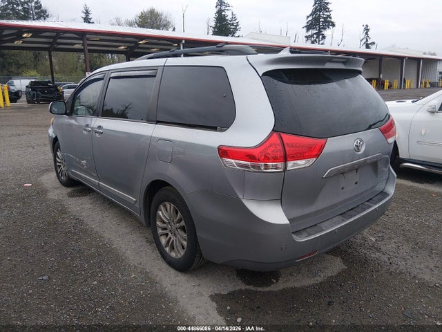2011 TOYOTA SIENNA 5TDYK3DC5BS091253 Photo 2