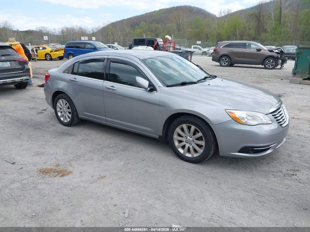 2014 Chrysler 200 Touring მანქანა იყიდება აუქციონზე, vin: 1C3CCBBG5EN106999, აუქციონის ნომერი: 44866291