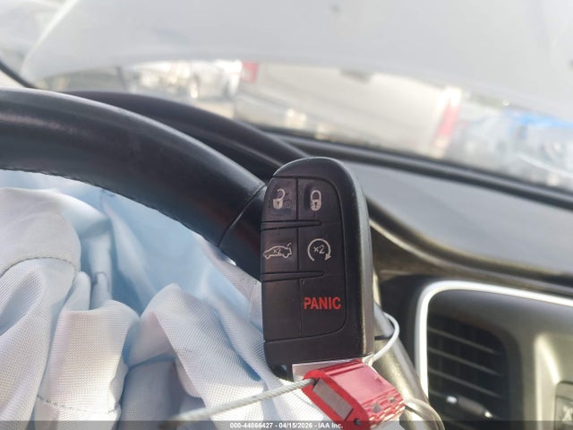 44866427 :رقم المزاد ، 1C3CCCCB5FN619034 vin ، 2015 Chrysler 200 C مزاد بيع