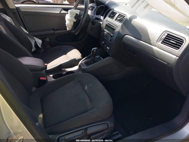 2015 Volkswagen Jetta 1.8t Se მანქანა იყიდება აუქციონზე, vin: 3VWD17AJ8FM282941, აუქციონის ნომერი: 44866990