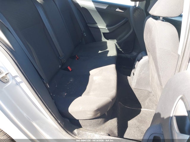 44867100 :رقم المزاد ، 3VWD17AJ8FM261491 vin ، 2015 Volkswagen Jetta 1.8t Se مزاد بيع