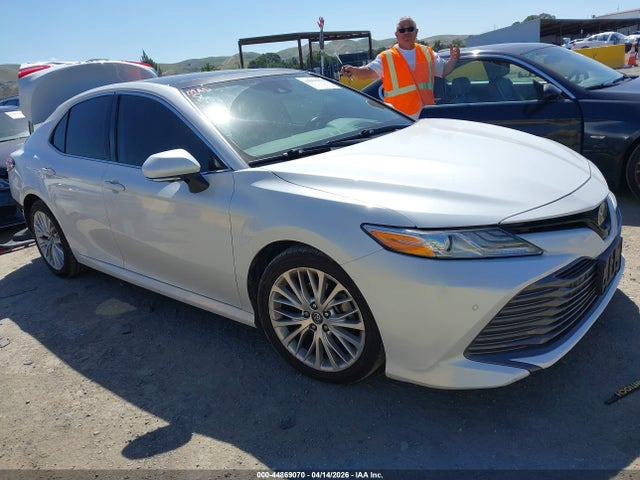 44869070 :رقم المزاد ، 4T1F11AK5LU939683 vin ، 2020 Toyota Camry Xle مزاد بيع