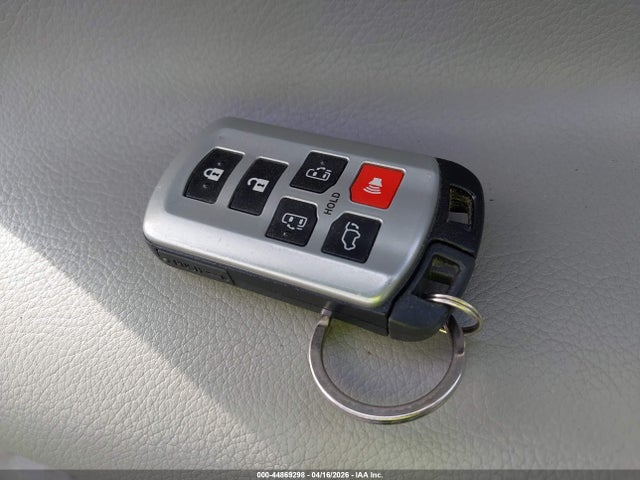 5TDYZ3DC7KS014783 Toyota Sienna Xle Premium 8 Passenger