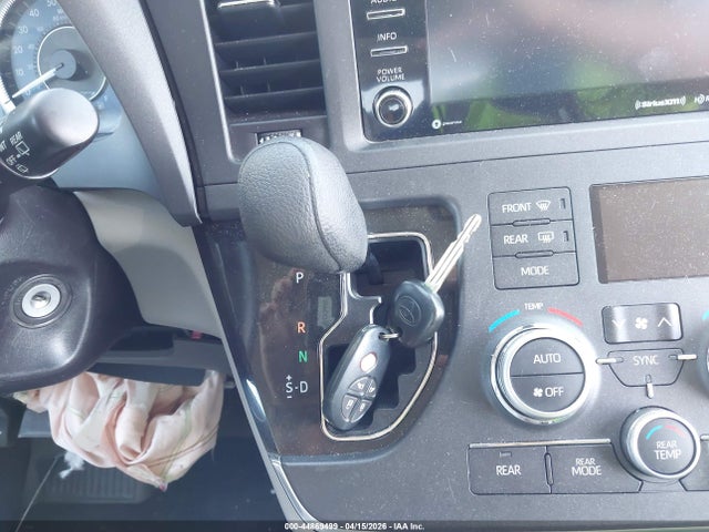 5TDKZ3DC7JS964176 Toyota Sienna Le 8 Passenger
