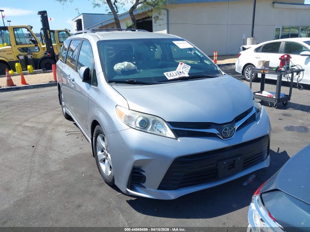 5TDKZ3DC7JS964176 Toyota Sienna Le 8 Passenger