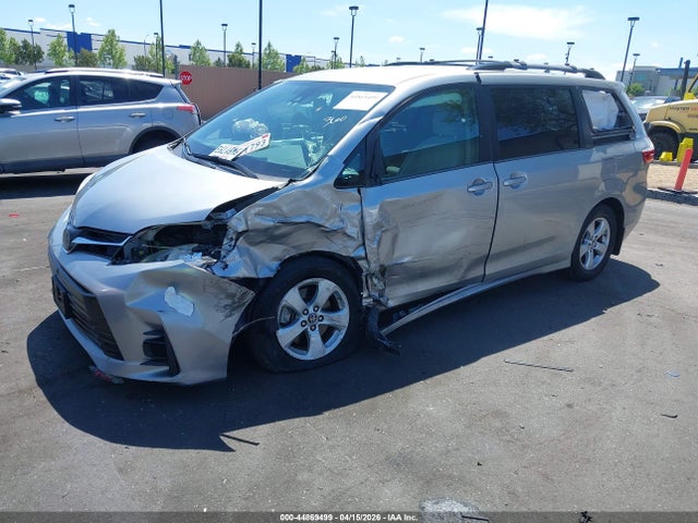 5TDKZ3DC7JS964176 Toyota Sienna Le 8 Passenger