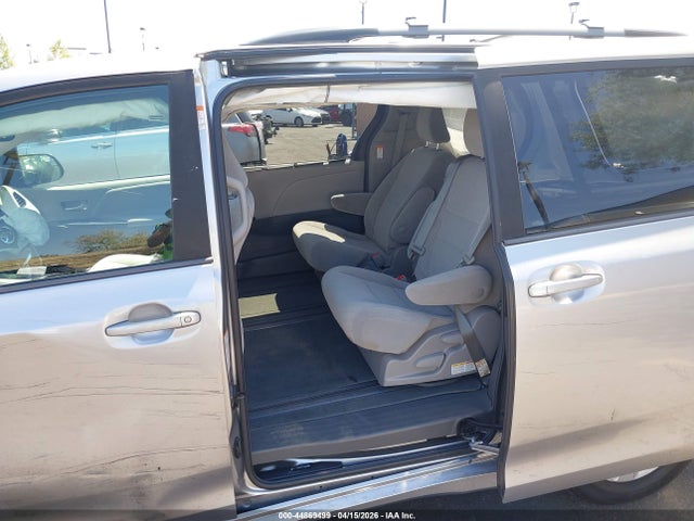 5TDKZ3DC7JS964176 Toyota Sienna Le 8 Passenger