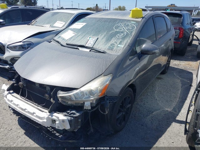 Toyota Prius V Three 2015 JTDZN3EU6FJ020651 Image 2