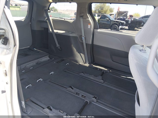 Toyota Sienna Le 7 Passenger 2019 5TDJZ3DC0KS219072 Image 8