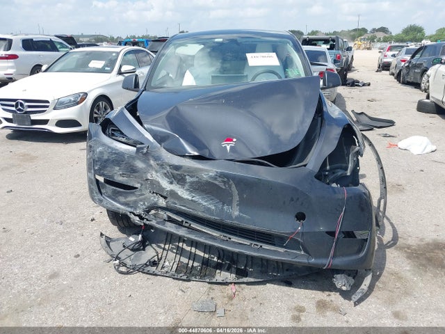 2024 Tesla Model Y Long Range Dual Motor All-wheel Drive მანქანა იყიდება აუქციონზე, vin: 7SAYGAEEXRF075122, აუქციონის ნომერი: 44870606