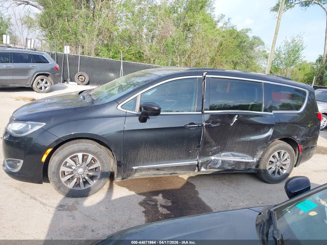 44871964 :رقم المزاد ، 2C4RC1BG7HR745134 vin ، 2017 Chrysler Pacifica Touring-l مزاد بيع