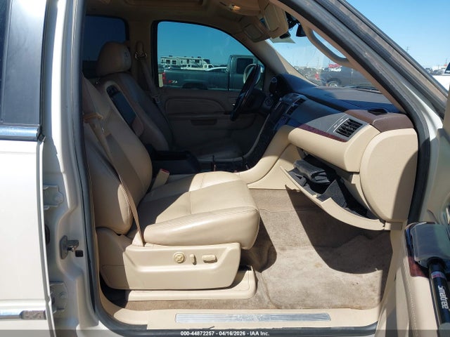 2010 Cadillac Escalade Premium მანქანა იყიდება აუქციონზე, vin: 1GYUKCEF9AR146690, აუქციონის ნომერი: 44872257