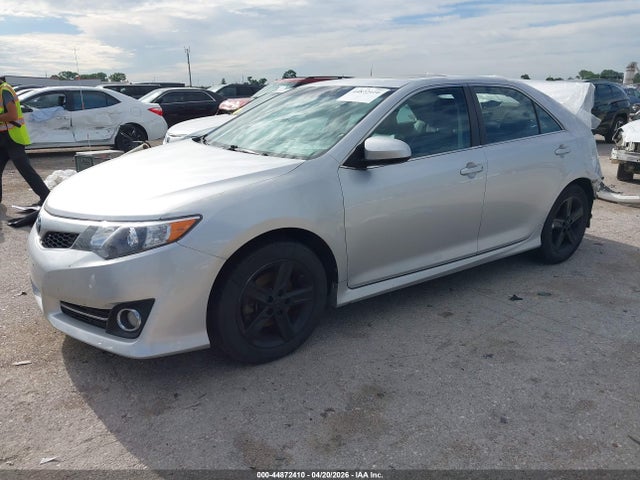 44872410 :رقم المزاد ، 4T1BF1FK6DU675996 vin ، 2013 Toyota Camry Se مزاد بيع