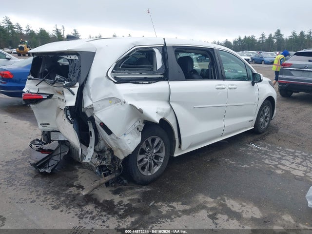 5TDKSKFC9MS010125 Toyota SIENNA LE