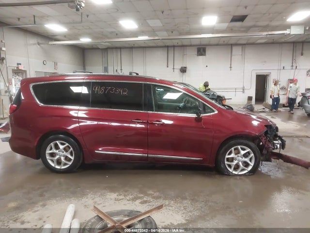 Продажа на аукционе авто 2017 Chrysler Pacifica Touring-l Plus, vin: 2C4RC1EG2HR760054, номер лота: 44873342