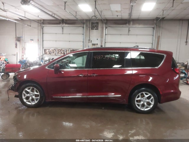 Продажа на аукционе авто 2017 Chrysler Pacifica Touring-l Plus, vin: 2C4RC1EG2HR760054, номер лота: 44873342