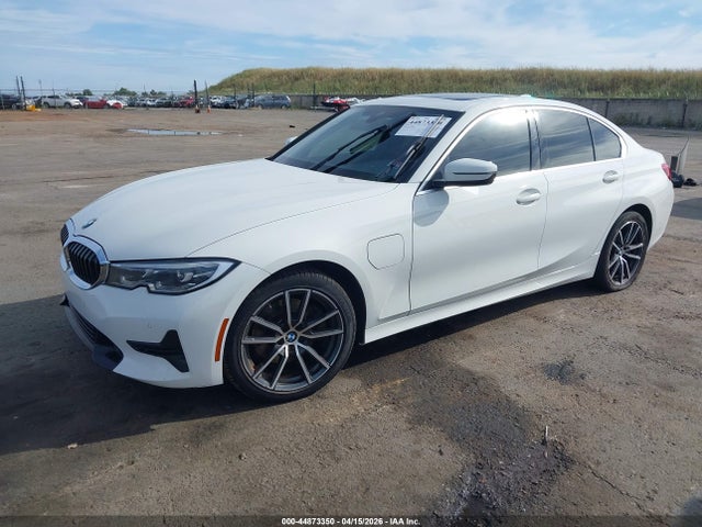 44873350 :رقم المزاد ، 3MW5P7J0XM8B72733 vin ، 2021 Bmw 330e مزاد بيع