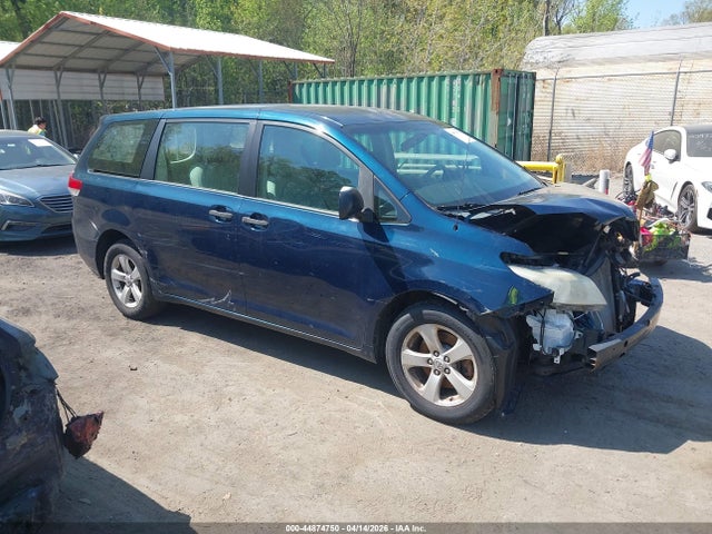 2011 TOYOTA SIENNA 5TDKA3DC2BS001985 Photo 0