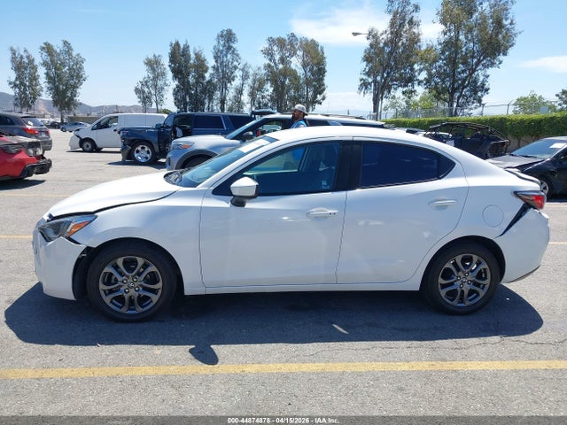 3MYDLBYV5KY513565 Toyota Yaris Xle