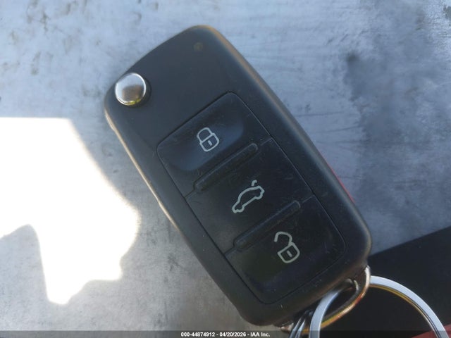 2013 Volkswagen Beetle 2.5l მანქანა იყიდება აუქციონზე, vin: 3VW5P7AT2DM810782, აუქციონის ნომერი: 44874912