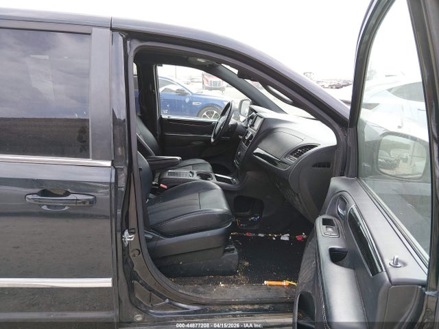 44877208 :رقم المزاد ، 2C4RC1HG3FR673692 vin ، 2015 Chrysler Town & Country S مزاد بيع