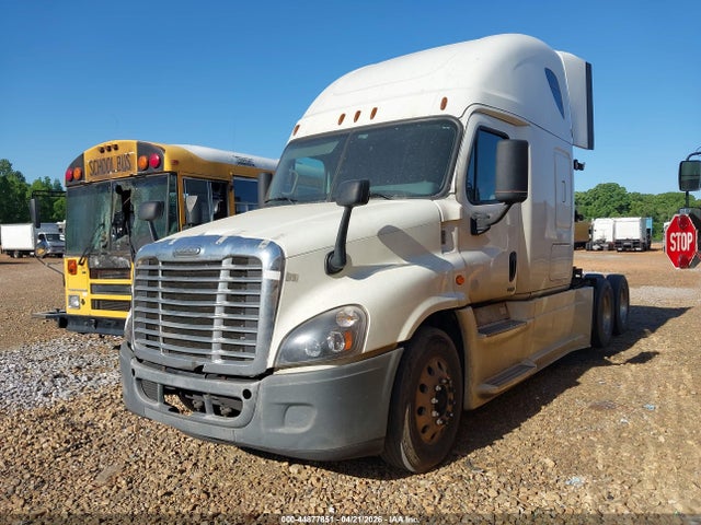 44877851 :رقم المزاد ، 1FUJGLD5XFLGE3820 vin ، 2015 Freightliner Cascadia 125 مزاد بيع